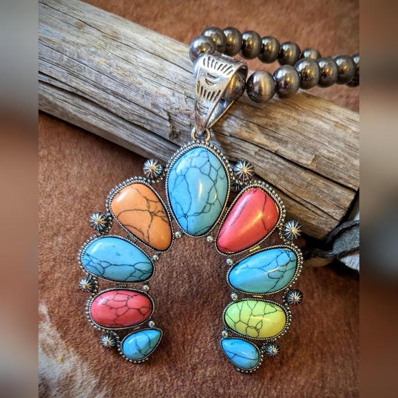 New Handcrafted Faux Turquoise Stone Squash Pendant Beaded Necklace - Picture 4 of 9